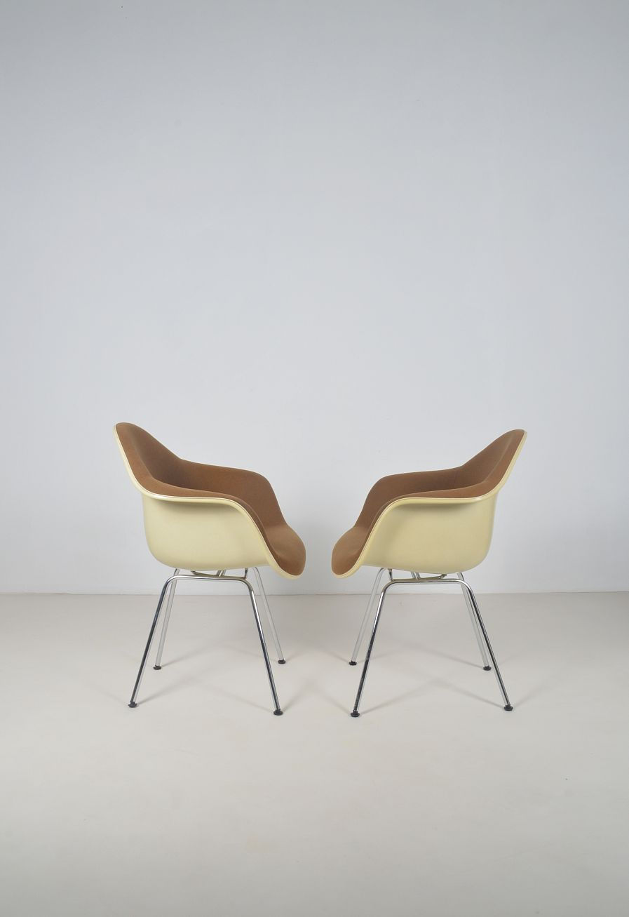 Thumbnail: 2 stoelen ontworpen door Charles & Ray Eames voor Herman Miller, jaren '70