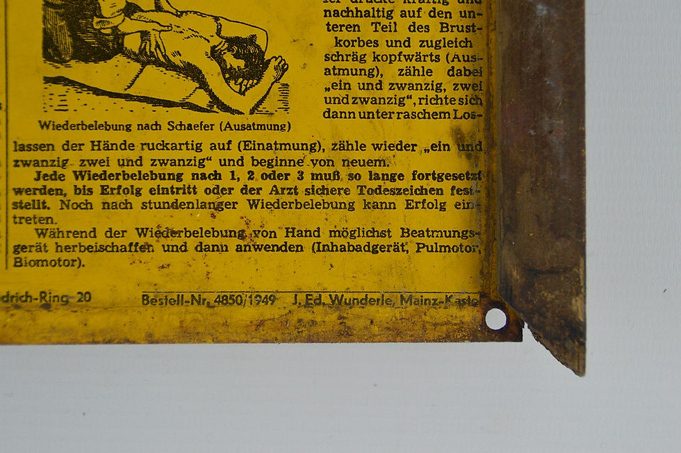 Thumbnail: Duitstalig metalen bord met handleiding voor eerste hulp, 1949