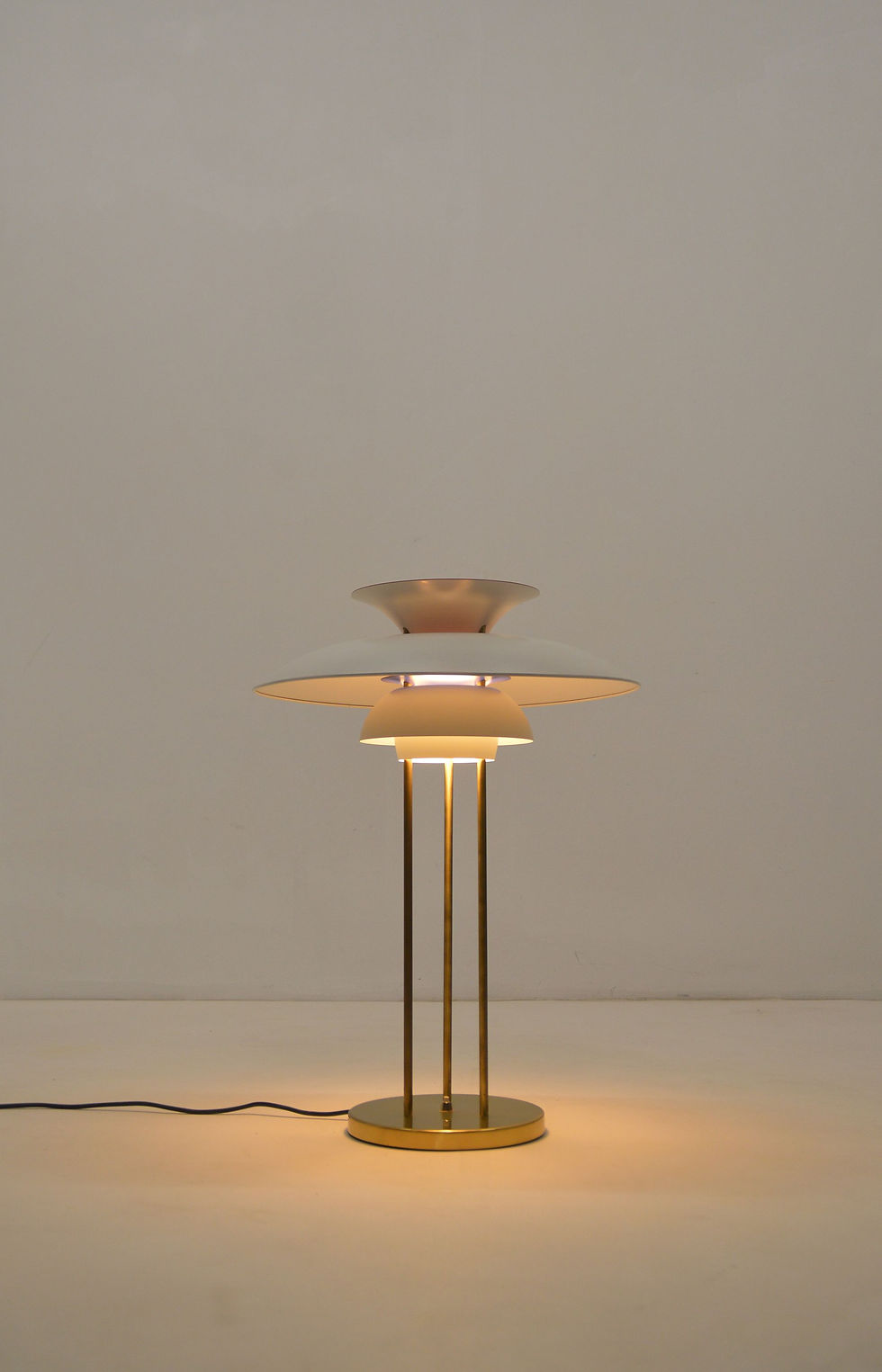 Thumbnail: PH 5 tafellamp ontworpen door Poul Henningsen voor Louis Poulsen, jaren '60