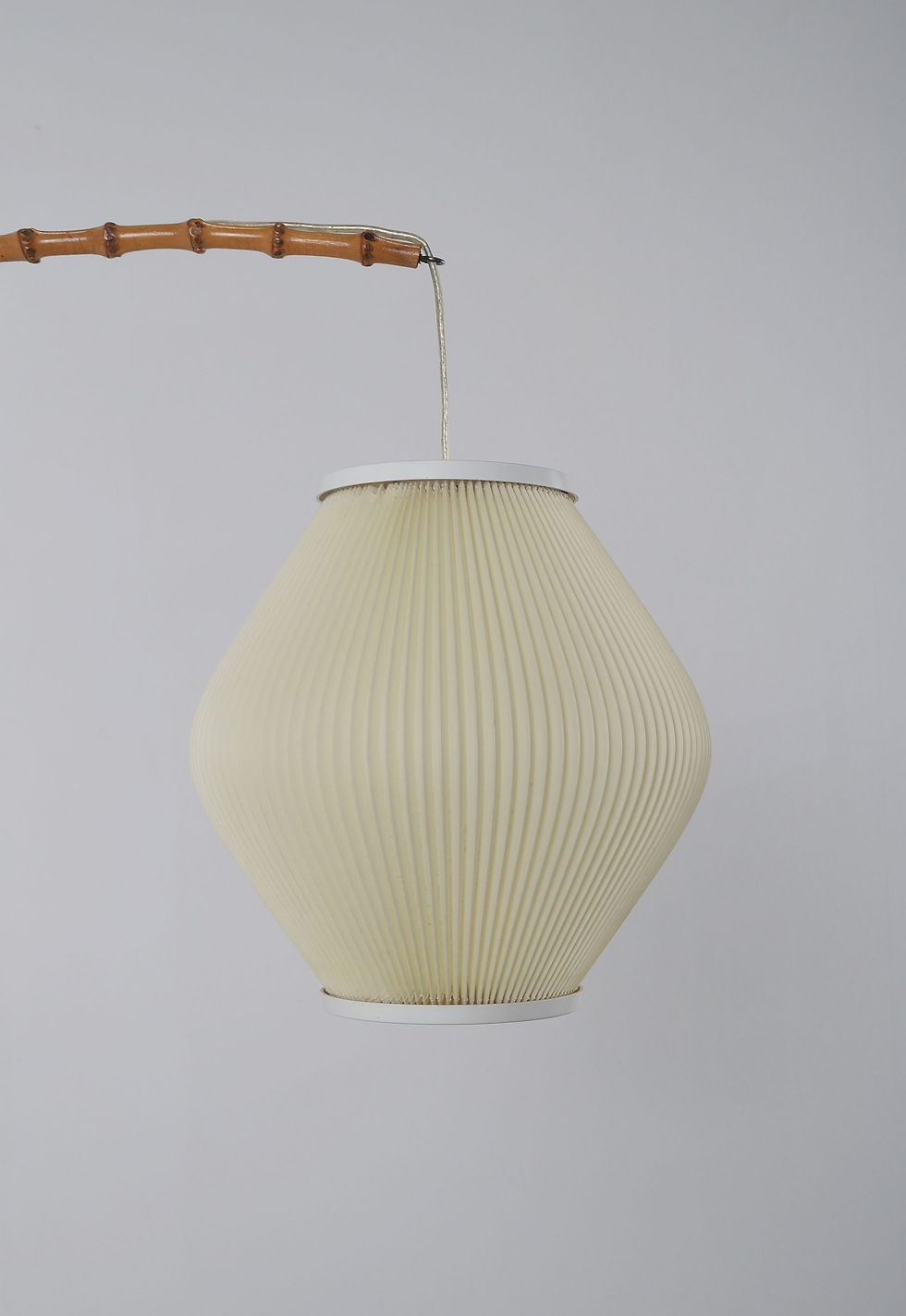 Thumbnail: Deense wandlamp met houten boog en pearl shade kap, jaren '60