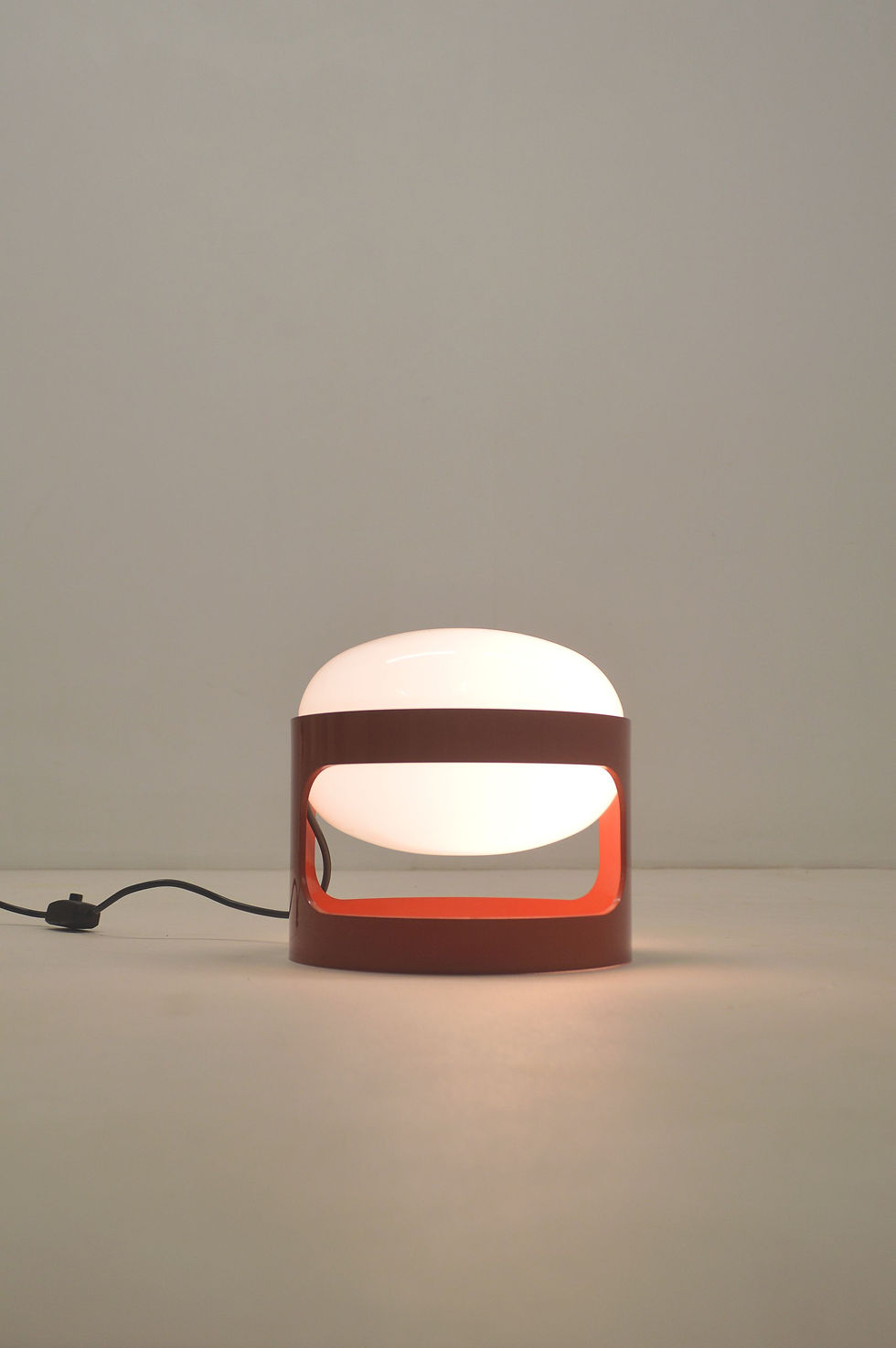 Thumbnail: Space Age tafellamp KD 28 ontworpen door Joe Colombo voor Kartell