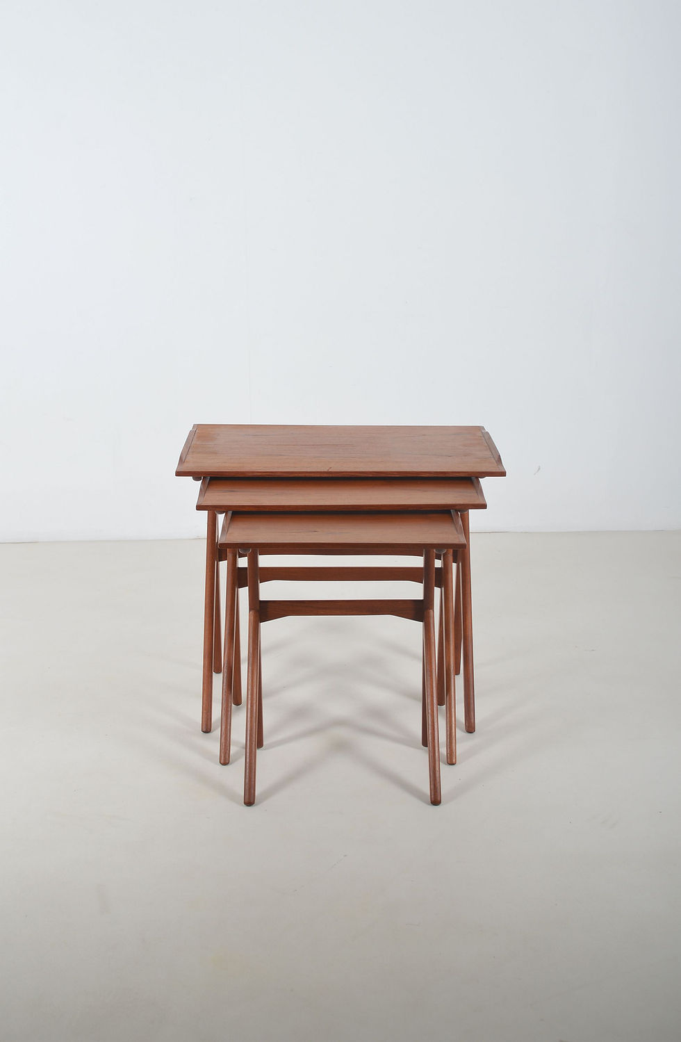 Thumbnail: Set van 3 Deense nesttafels in teak, jaren '60