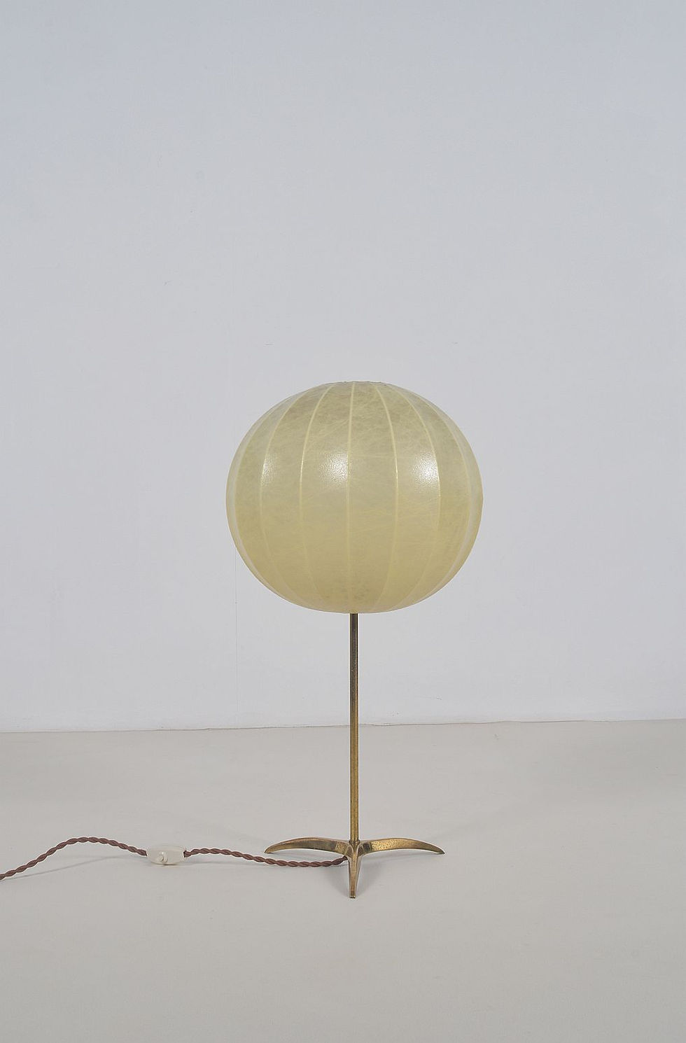 Thumbnail: Cocoon tafellamp op tripod voet in messing, jaren '60