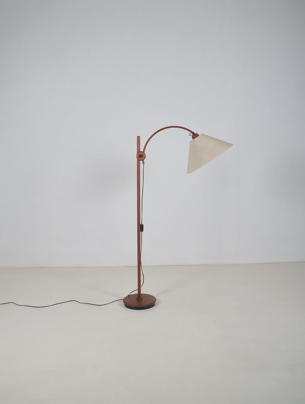 Thumbnail: Vintage vloerlamp 'Arcea' in teak van Domus, jaren '70