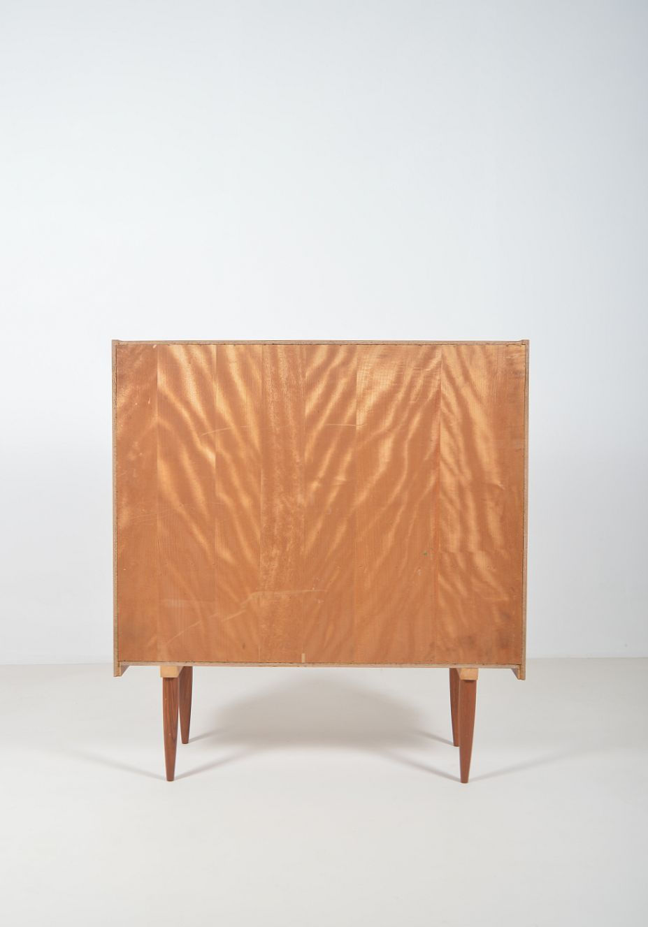 Thumbnail: Vintage vitrinekast met fraaie handvaten, jaren '60