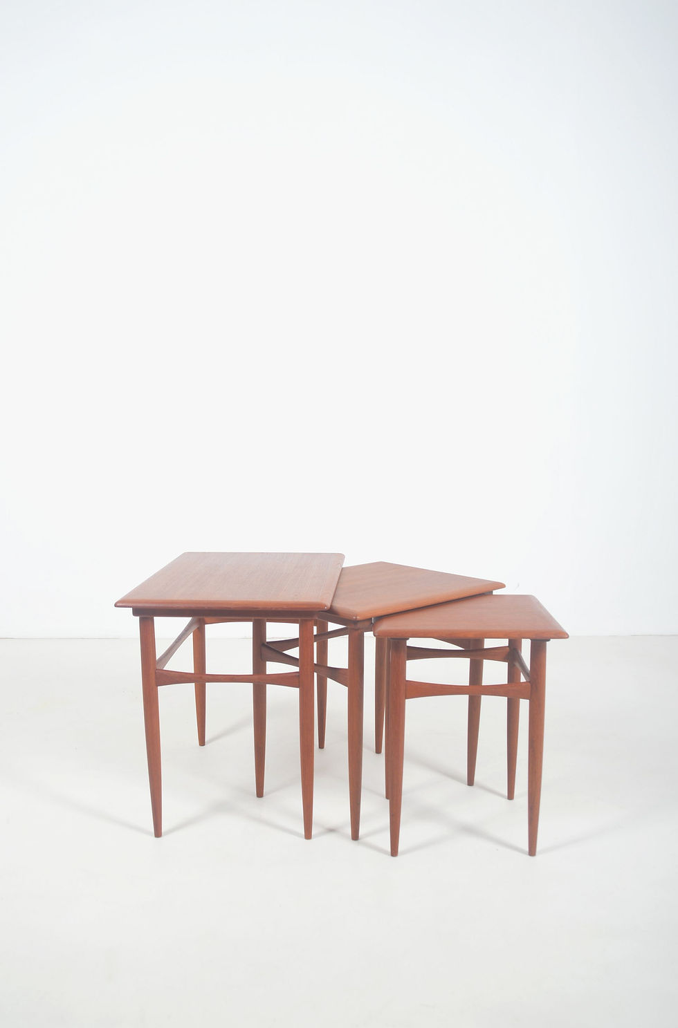 Thumbnail: Set nesttafels ontworpen door Kai Kristiansen voor Skovmand & Andersen, jaren 60