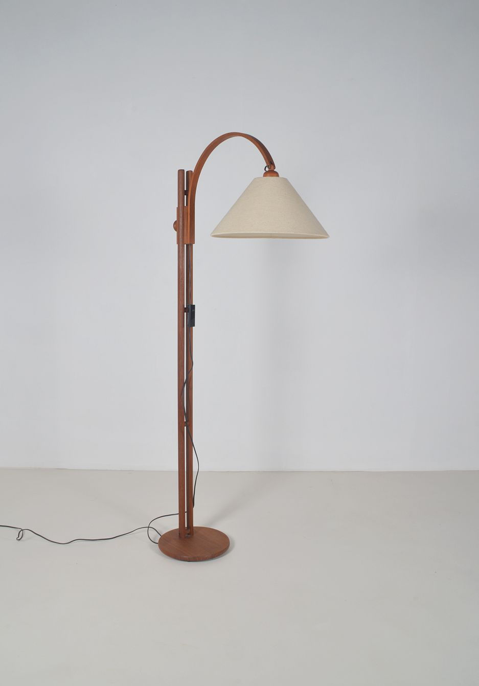 Thumbnail: Deense vloerlamp in teak van Domus, jaren '70