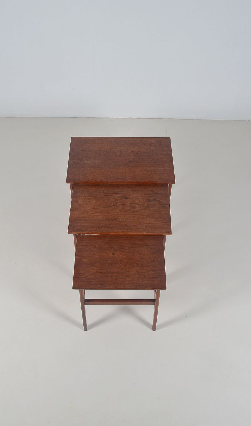 Thumbnail: Deense set van 3 nesttafels, jaren '60