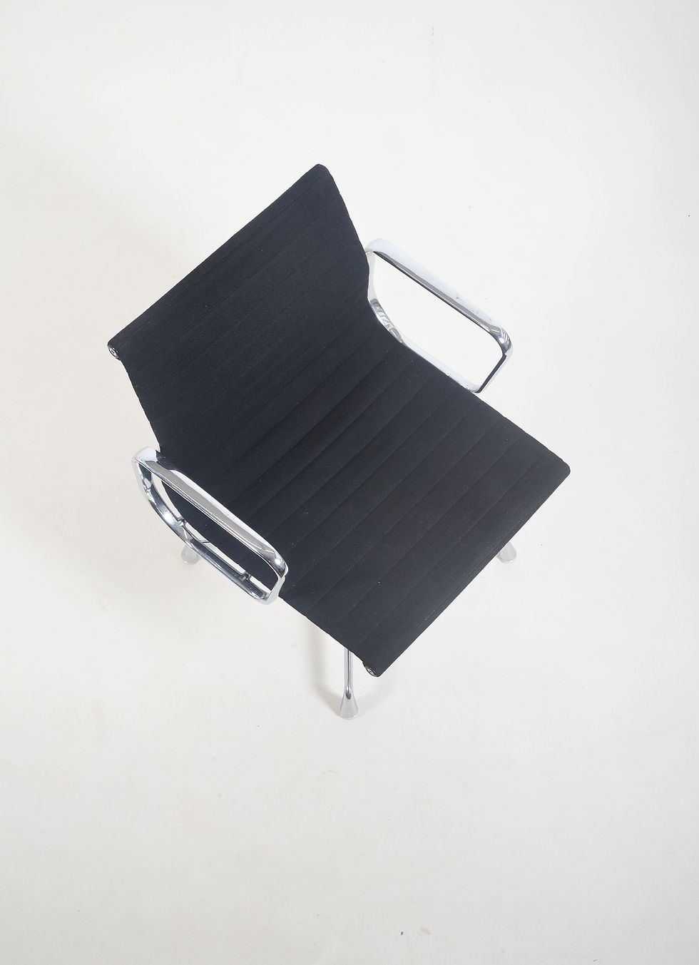 Thumbnail: Bureaustoel EA108 ontworpen door Charles en Ray Eames voor Herman Miller