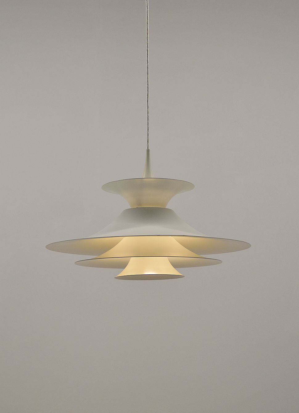 Thumbnail: Deense hanglamp 'Radius' ontworpen door Erik Balslev voor Fog & Mørup, jaren '60