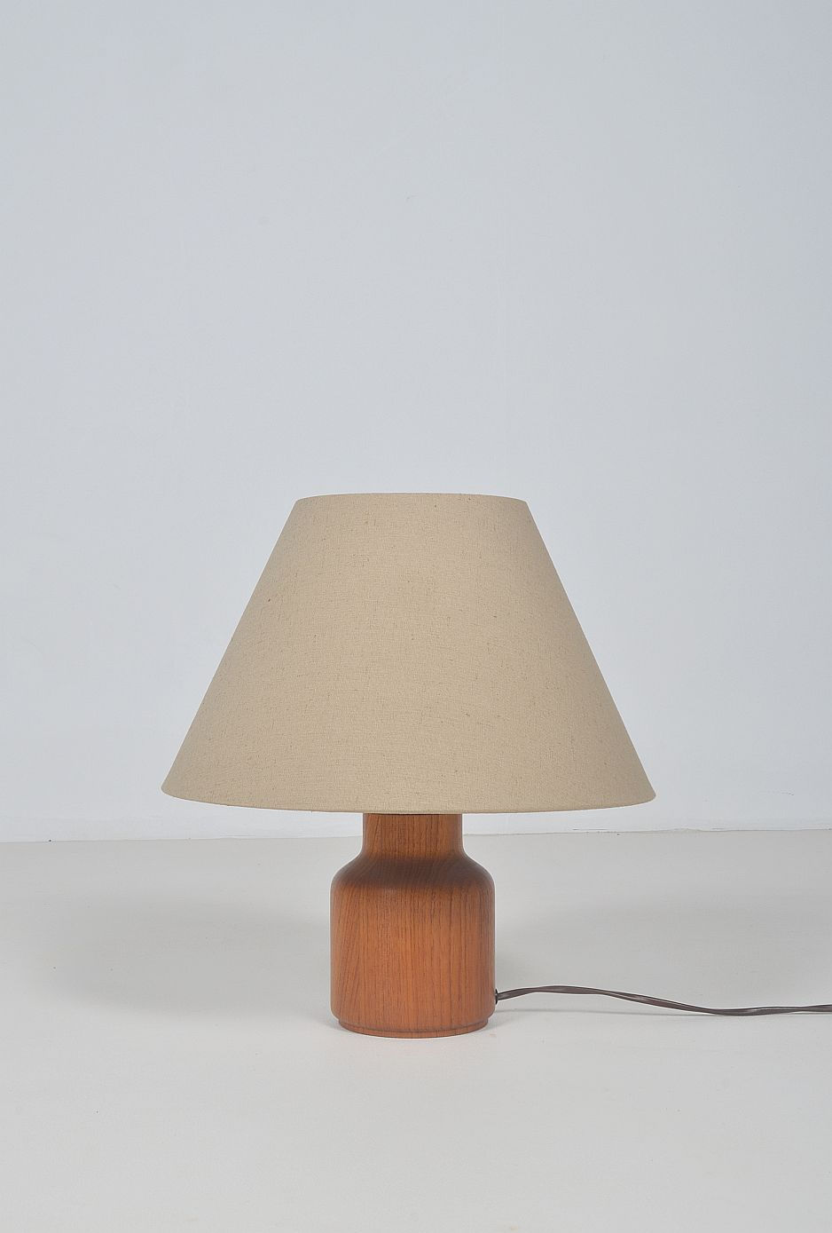 Scandinavische tafellamp met voet in teak, jaren '60