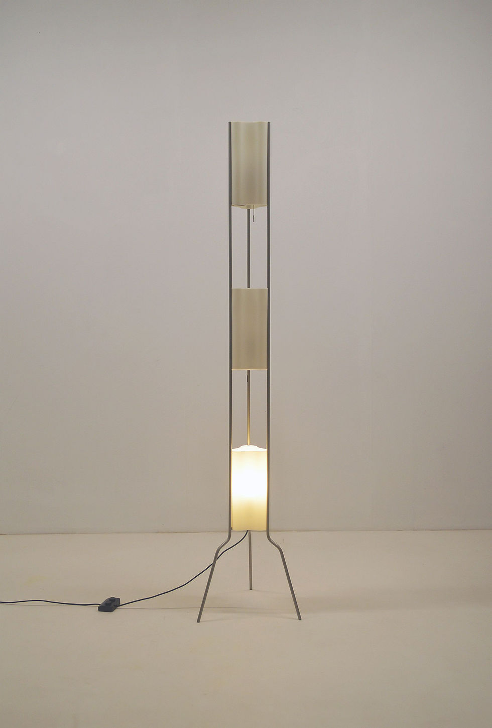 Thumbnail: Vloerlamp Totem ontworpen door Valerio Bottini voor Foscarini, jaren '90