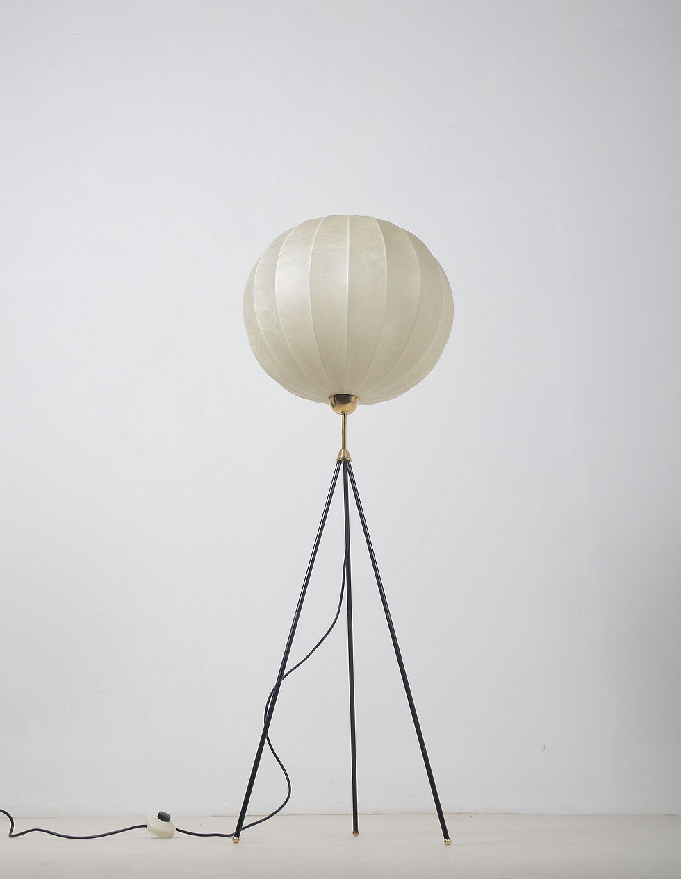 Thumbnail: Vintage cocoon tripod vloerlamp met messing accenten, jaren '60