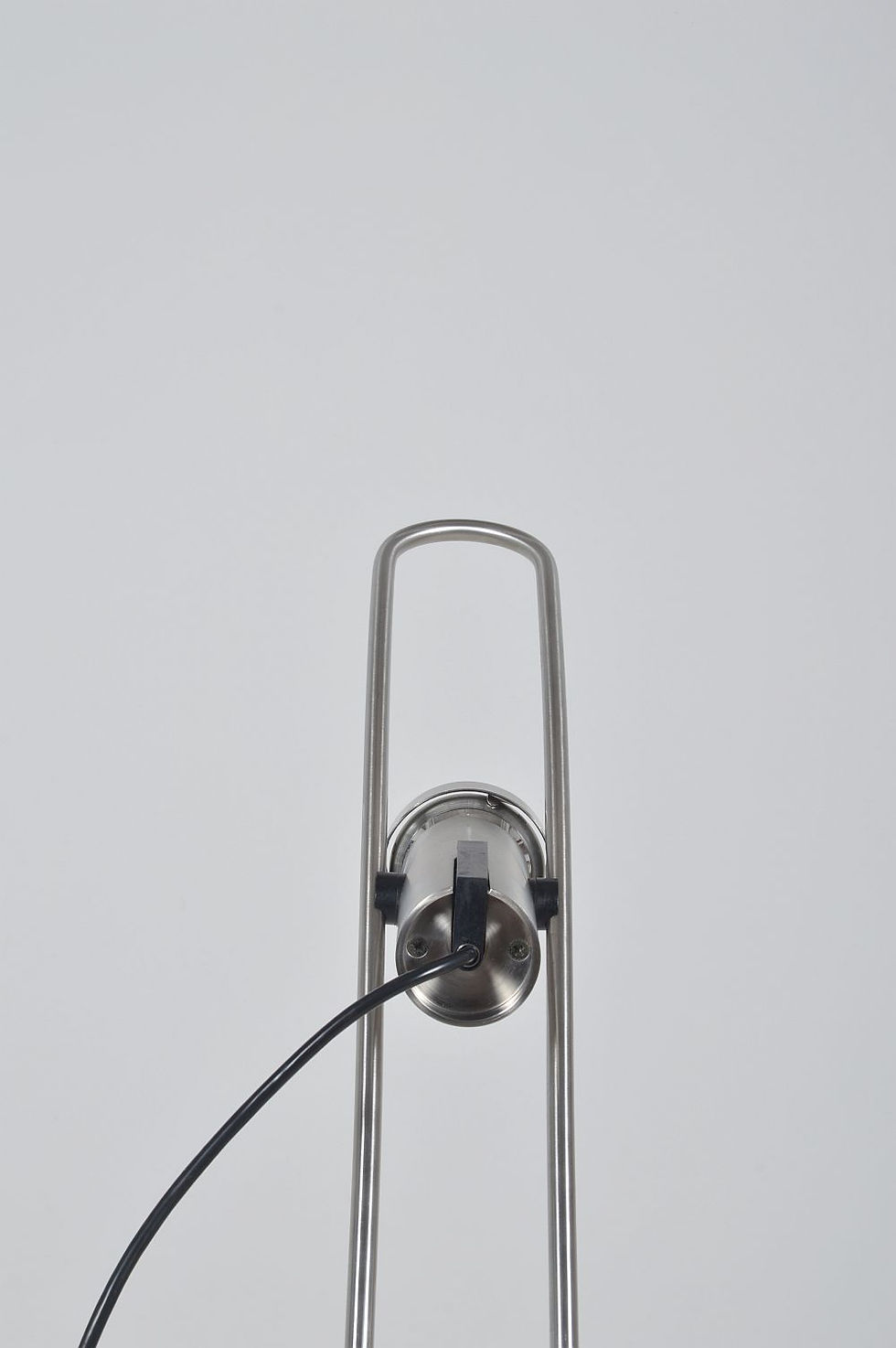 Thumbnail: Deense vloerlamp 'StringLine' ontworpen door Knud Holscher, 1976