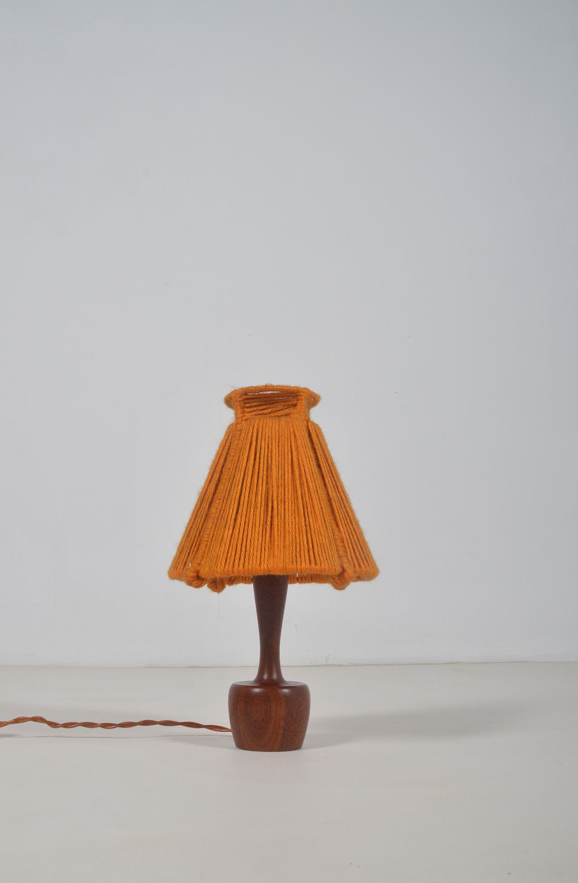 Deense tafellamp met voet in teak, jaren '50