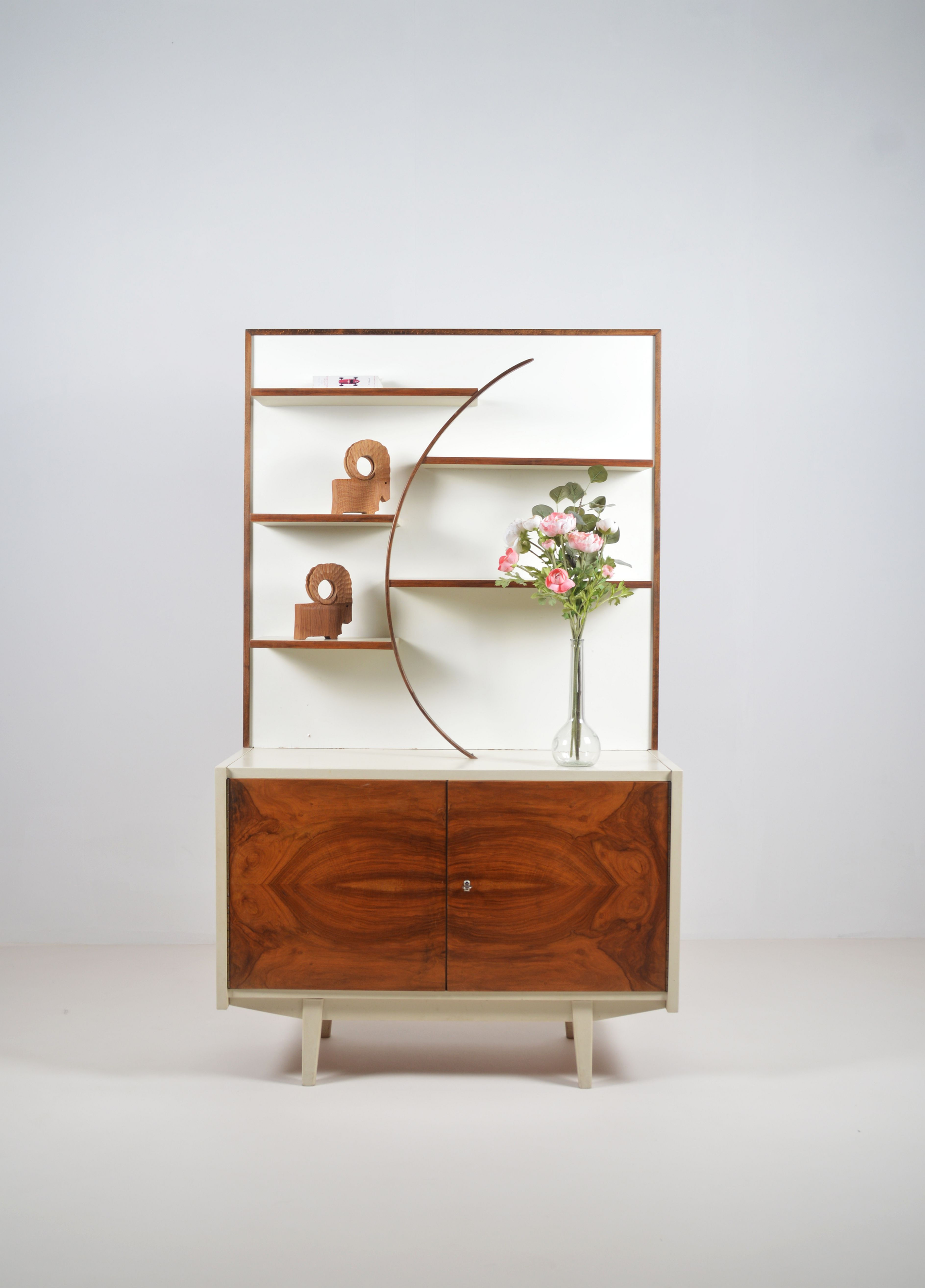 Vintage boekenkast met unieke vormgeving, jaren '50