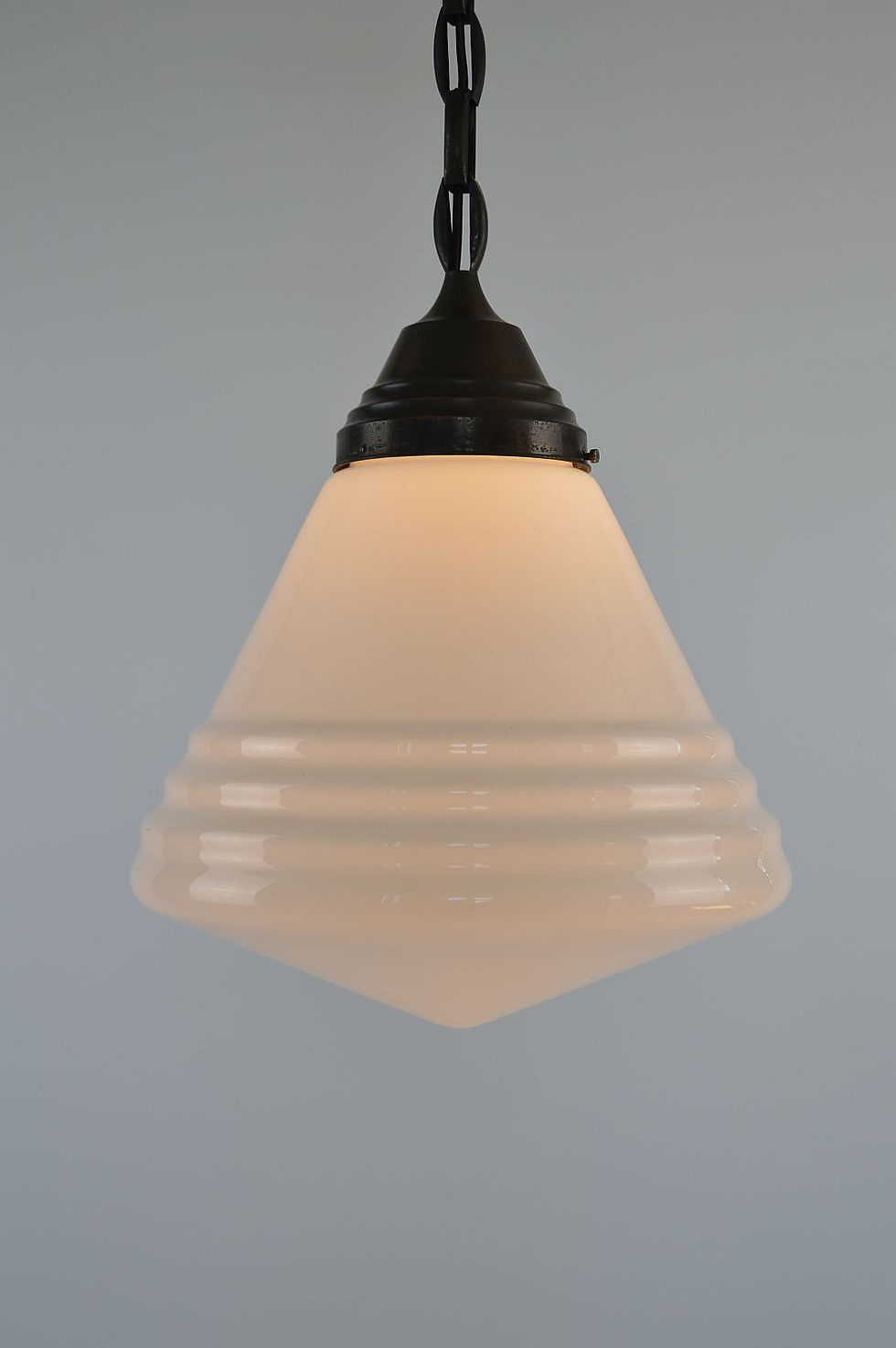 Thumbnail: Stijlvolle Art Deco hanglamp van Philips met opaline melkglas, jaren '30
