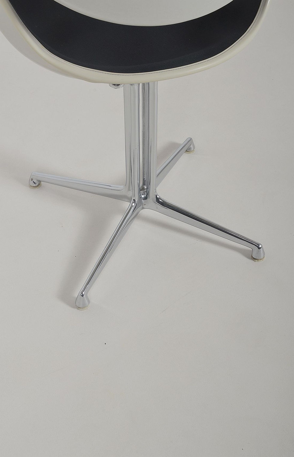 Thumbnail: Tafel van Eames en 5 stoelen van George Nelson voor Herman Miller, jaren '60
