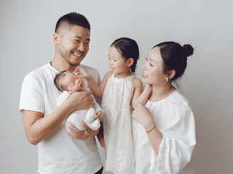 Fotografia de bebé dormindo nas mãos do pai em fotografia de família de sessão fotográfica de recém nascido