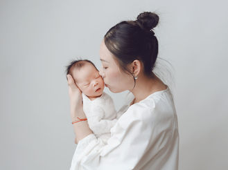 Fotografia de bebé dormindo nas mãos do pai em fotografia de família de sessão fotográfica de recém nascido