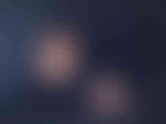 Fotografia de um bebé recém nascido. Ele está deitado dormindo tranquilamente envolto em um tecido azul