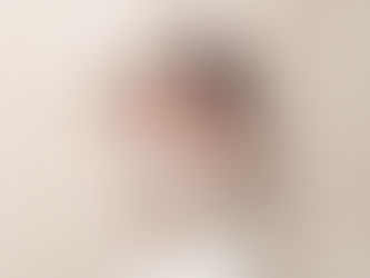 Bebé dormindo nos braços da irmã em fotografia de família de sessão fotográfica de recém nascido