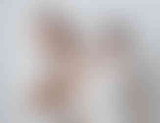 Bebé dormindo nos braços da mãe em fotografia de família de sessão fotográfica de recém nascido