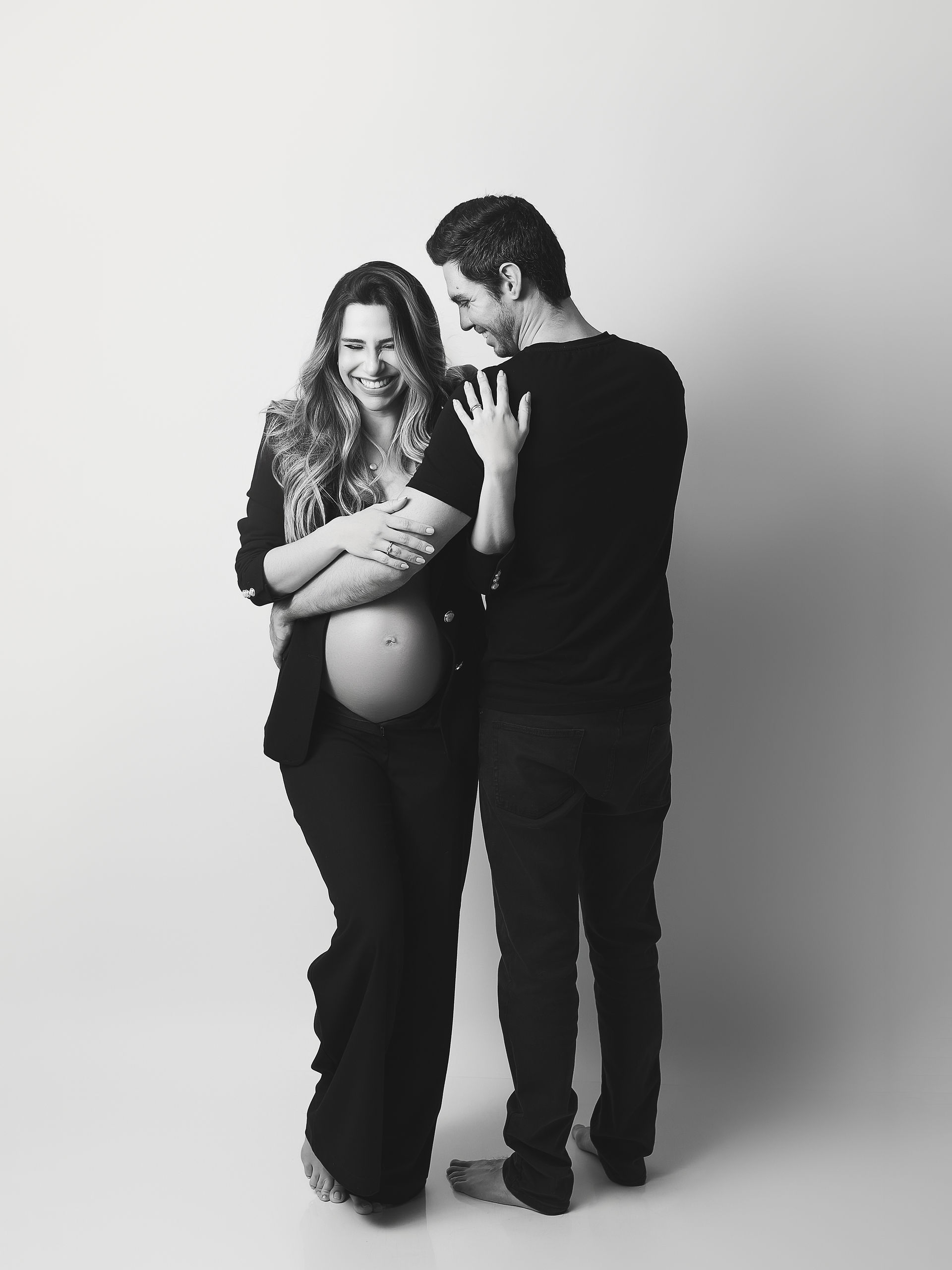 casal em sessão de fotos a preto e branco estúdio