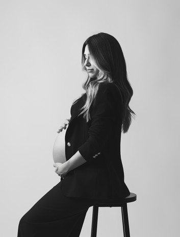 mulher sentada em sessão fotográfica de gravidez