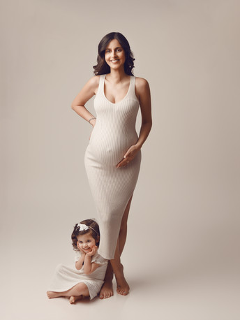 mãe e filha em fotografia de grávida de estúdio