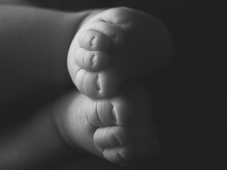 Close dos pézinhos de um bebé recém nascido