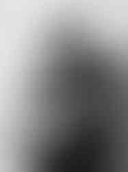 casal olhando para câmara em sessão fotográfica grávida porto