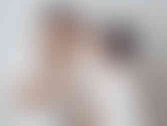 Fotografia de bebé dormindo nas mãos do pai em fotografia de família de sessão fotográfica de recém nascido