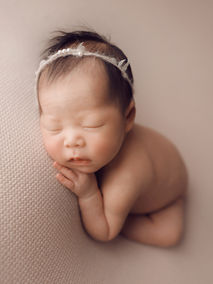 Fotografia bebé dormindo de barriga para baixoem sessão fotográfica de recém nascido