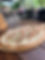 Holztablett auf dem ein Flammkuchen liegt mit Speck und Zwiebeln
