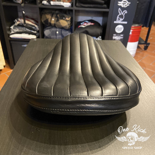Bates Style - Solo Seat Tuck n Roll - Black | Onekick Speedshop