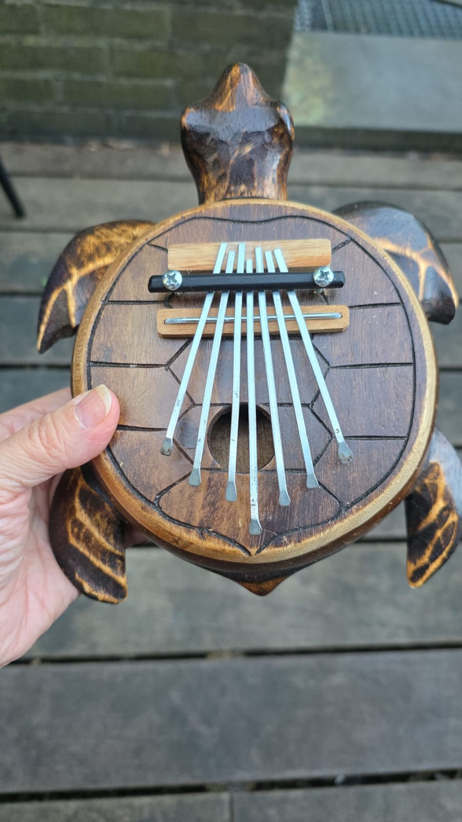 Duimpiano in de vorm van een schildpad, te horen in de outro van 'Row Row, a lullaby for Aza'