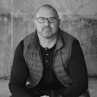 KE-Sitting-BW-600x600-1-oxvicmd26fe2z8in