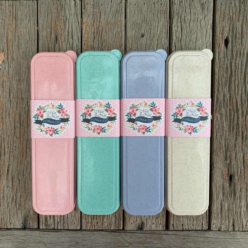 Thumbnail: ของชำร่วยราคาถูก ช้อนส้อมตะเกียบกล่องข้าวฟ่าง พร้อมสายคาดชื่อ