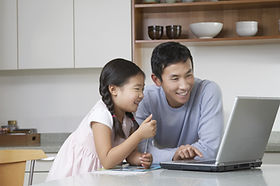 コンピューターに向かう父と子