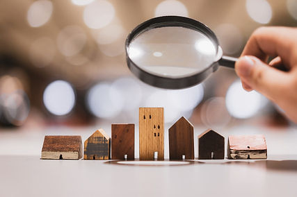 main-tenant-loupe-regardant-modele-maiso
