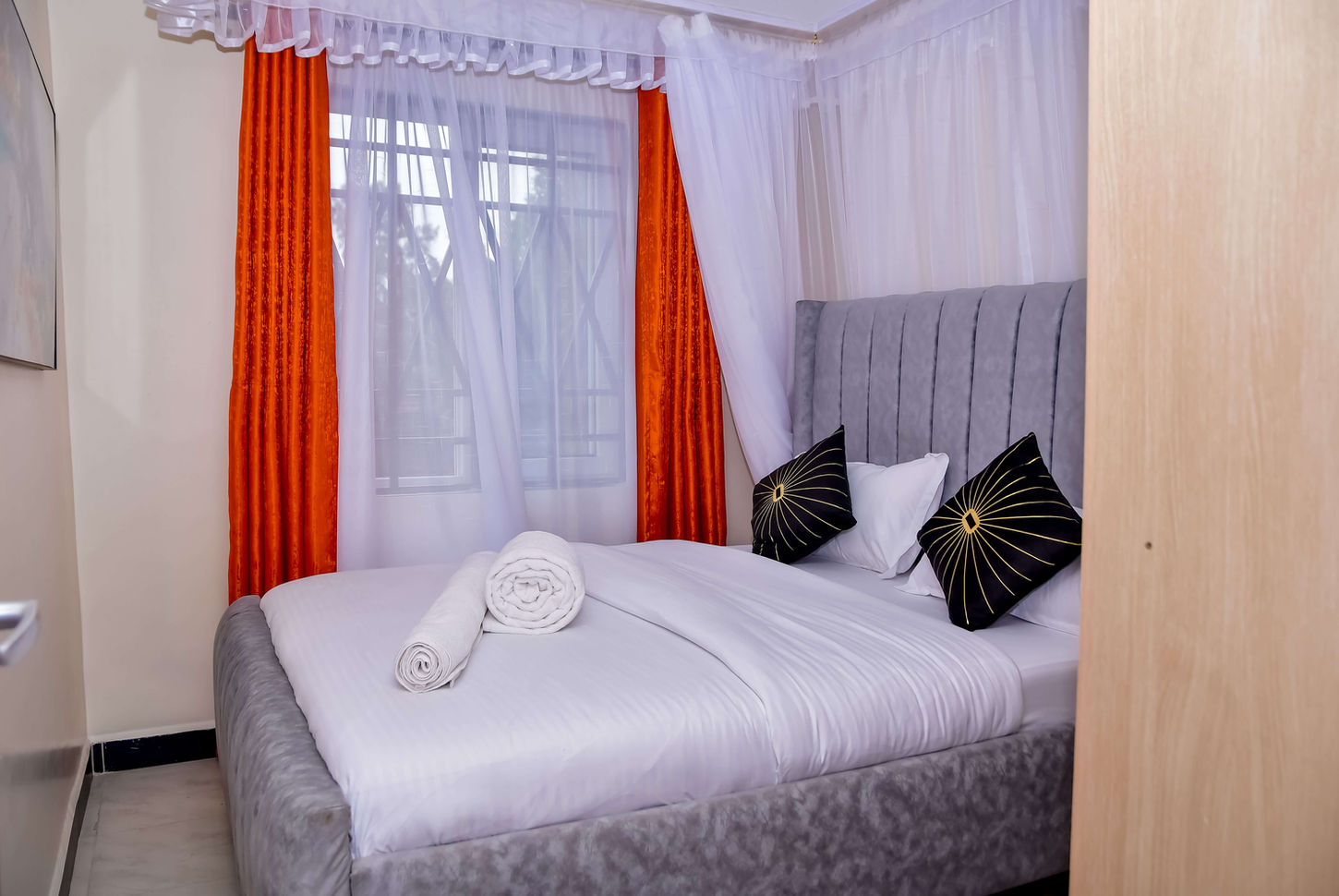 Cosy private bedroom in furnished apartment