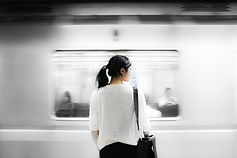 Donna in metropolitana