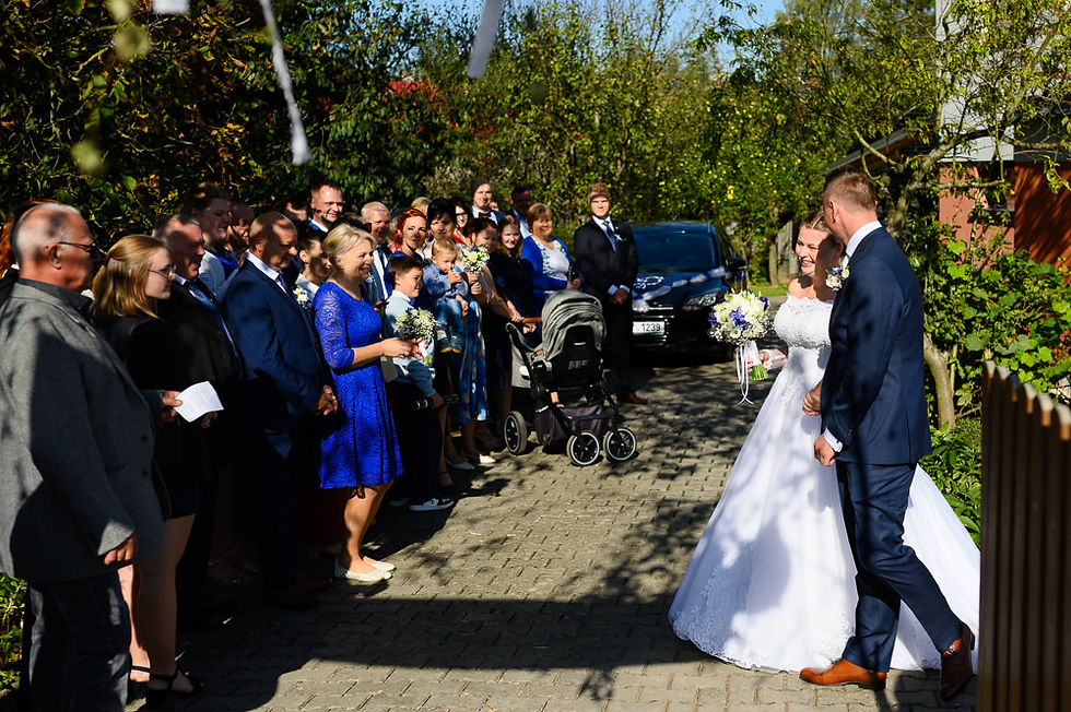 Hosté zpívají novomanželům.