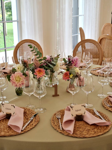 pasteliniu spalvu vestuviu dekoras su jurginais