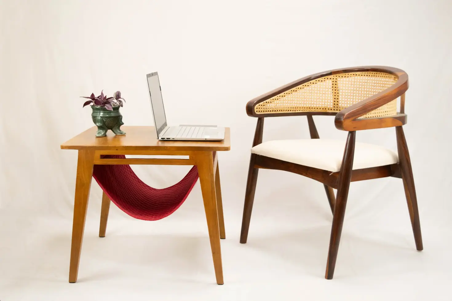 Lola side table cat perch with red fabric in honey color