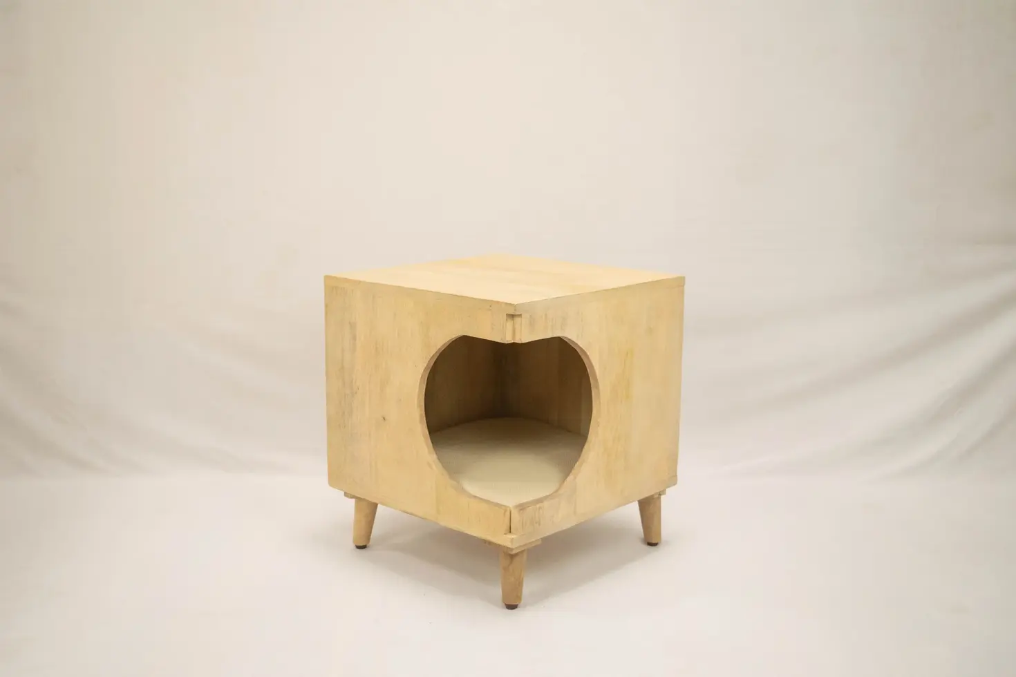 Wally side table with cream cushion in oak finish