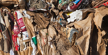 Absetzcontainer für unbehandeltes Altholz, Altholz A2 und A3, Bauschutt mit unter 10 % Feinanteil, Bauschutt mit über 10 % Feinanteil, Boden-Bauschutt-Gemisch, Erdaushub und Mutterboden, Flachglas, gemischte Bau- und Abbruchabfälle, gemischten Gewerbeabfall, Grasnarbe und Oberboden, Grünabfall, Pferdemist, Sperrmüll und Wurzelstöcke; Bilder zeigen Absetzcontainer mit unbehandeltem Altholz, Absetzcontainer mit Altholz A2/A3 sowie Absetzcontainer mit Boden-Bauschutt-Gemisch. Altenkirchen, Wissen, Hachenburg, Wirges, Ransbach-Baumbach, Mammelzen, Weyerbusch, Flammersfeld, Uckerath, Eitorf, Windeck, Waldbröl, Koblenz