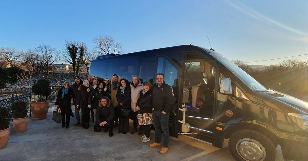 Mini bus con pazienti italiani provenienti dal nord Italia