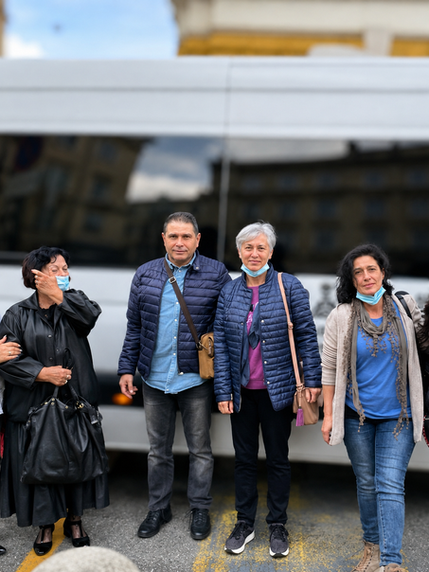 Gruppo di viaggiatori davanti al pullman diretto alla clinica dentale di Fiume